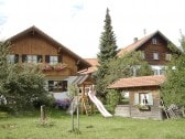 Ferienwohnung links im OG. Rechts der Bauernhof