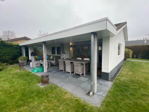 Bungalow en Zeewaard con jardín privado