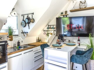 Küche mit Spülmaschine, Kühlschrank, Kaffeemaschine