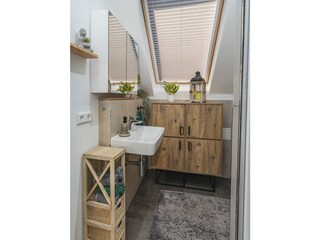 Badezimmer mit Handtücher, Regendusche und Waschlotions