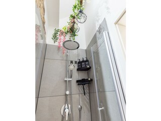 Badezimmer mit Handtücher, Regendusche und Waschlotions