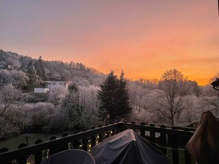 Der Blick vom Balkon im Winter bei Dämmerung
