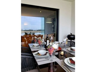 Überdachte Terrasse mit Essplatz