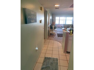 Eingang mit Blick ins Wohnzimmer