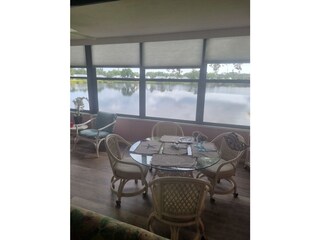 Frühstücken mit Blick auf den See