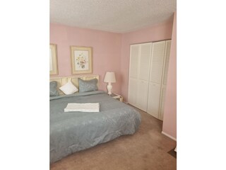 zweites Schlafzimmer mit gr. Kleiderschrank