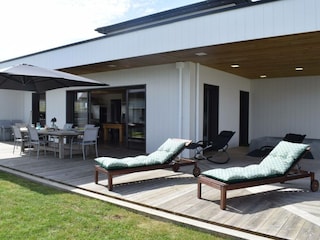 Holzterrasse mit Liegestühlen