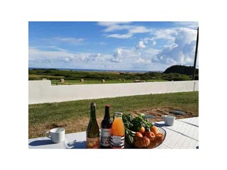 Die Terrasse mit Blick aufs Meer im Weiten