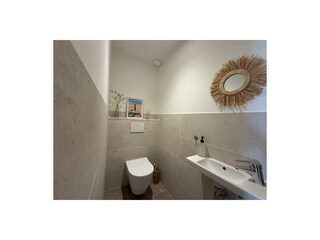 WC mit Handwaschbecken im Erdgeschoss