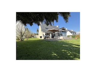 Die Villa mit geschl. Garten