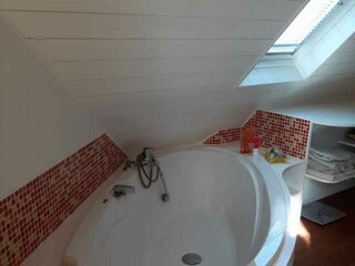 Badezimmer mit runder Badewanne