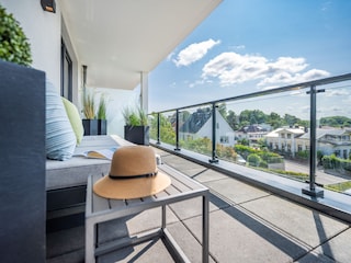 sonniger Balkon mit Weitsicht