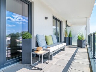 großer Sonnenbalkon mit Couch