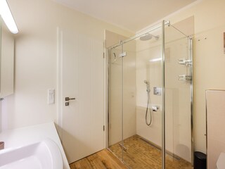 helles Bad mit großer Glasdusche