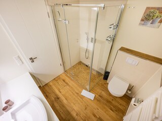 helles Bad mit Dusche WC, Waschtisch und Handtuchwärmer