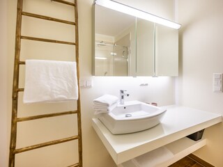 Bad mit Fußbodenheizung, Hand- und Duschtücher inkl.