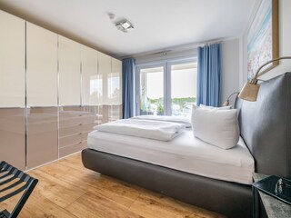 Schlafraum mit großem Kleiderschrank und Verdunklung