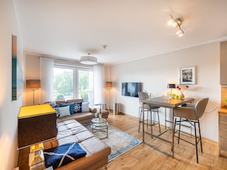 heller Wohnbereich mit bodentiefen Fenstern und Balkon