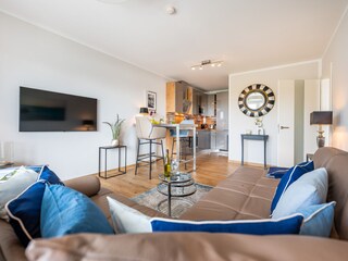 heller Wohnraum mit angrenzender Küche