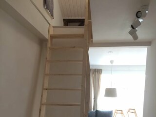 Treppe zu 2 Einzelbetten im Spitzboden