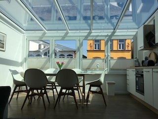 Wintergarten mit Esstisch und Küche