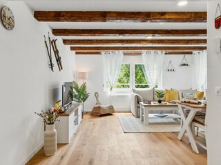 Wohnzimmer mit Essbereich aus der Küche