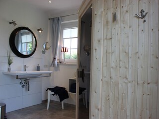 Großes Bad mit Sauna & Dusche