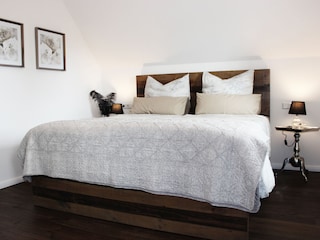 Schlafzimmer mit TV & 180x200 cm Doppelbett