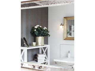 Bad mit Badewanne und großem Dachfenster