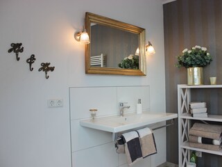 großes, helles Badezimmer