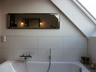 Badezimmer mit Badewanne