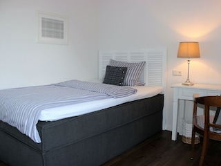 Helles Schlafzimmer, 140x200 cm Boxspringbett