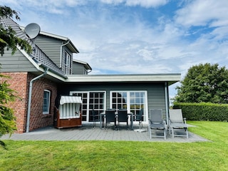 großzügige Terrasse lädt zum Relaxen ein...