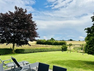 Blick in den Garten von der Südterrasse