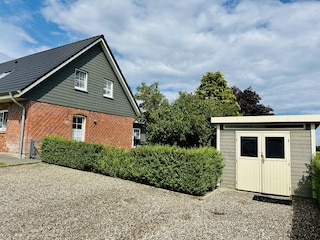 Zwei Stellplätze und ein abschließbarer Abstellraum