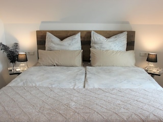 Schlafzimmer OG mit begehbarem Kleiderschrank