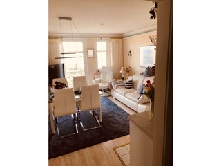 Blick vom Flur ins Wohnzimmer