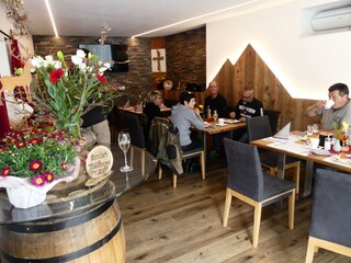 Frühstücksbuffet mit Gästen