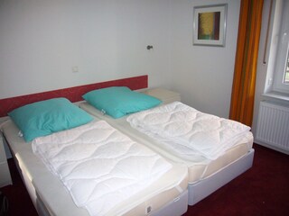 Schlafzimmer mit Doppelbett