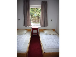 Schlafzimmer mit zwei Einzelbetten