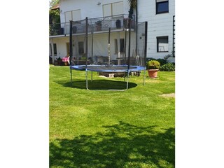 Innenhof mit Trampolin
