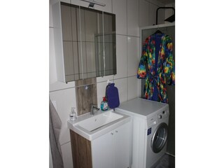 Waschbecken mit Spiegelschrank