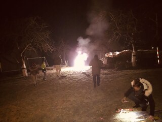 Silvester mit Feuerschale und Feuerwerk