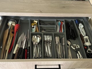 Viel Besteck und Küchenutensilien!