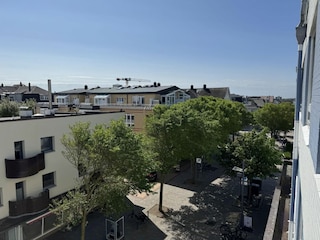 Balkon mit Blick auf die Friedrich-/Bismarckstraße