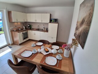 Vollausgestattete Küche mit Blick auf die Sonnenterasse