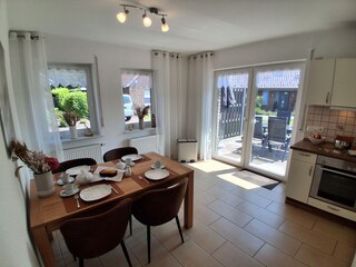 Küche mit Blick auf die Sonnenterrasse