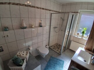 Tageslichtbad mit ebenerdiger Dusche