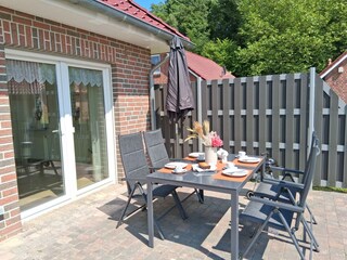 Sonnenterrasse mit Grill und Sonnenschirm