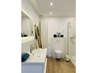 Großzügiges Duschbad